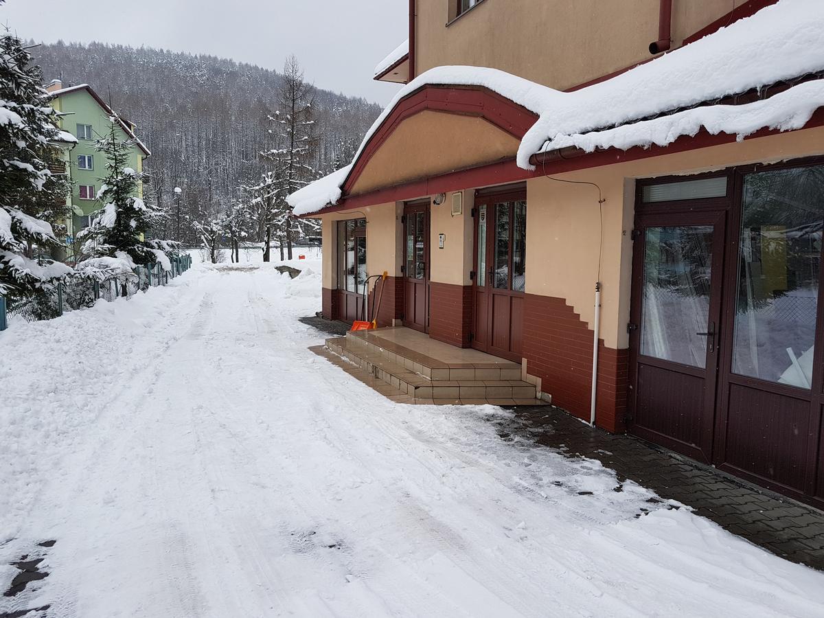 Hotel Gosciniec Ustrzycki Ustrzyki Dolne Exterior foto
